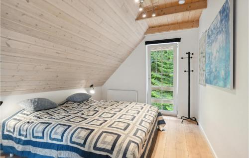 霍布罗Cozy Apartment In Hobro With House A Panoramic View的一间卧室设有一张木天花板床。