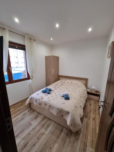 BischheimL'Oasis Moderne的一间卧室配有一张带2条蓝色毛巾的床