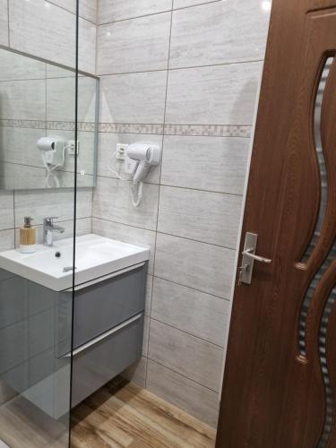 BischheimL'Oasis Moderne的一间带水槽和镜子的浴室