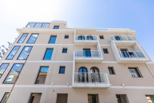 特罗佩阿Solmaris Tropea Rooms & Suites的公寓大楼设有窗户和阳台。