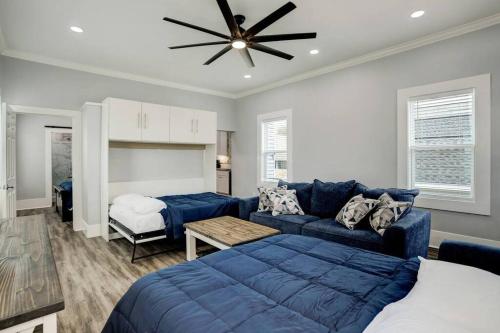 加尔维斯敦Renovated Beach Bungalow!的客厅配有蓝色的沙发和床。