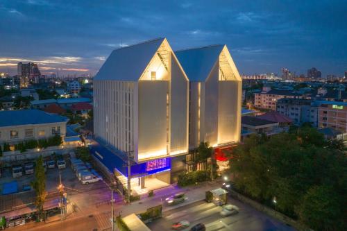 Ban Khlong SamrongBlue Hippo Hotel的城市的一座有灯光的建筑