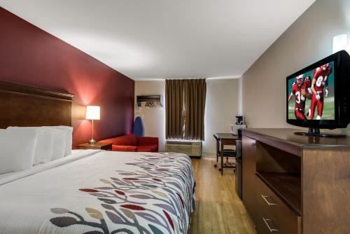 纳什维尔纳什维尔红屋顶酒店 - 音乐城的配有一张床和一台平面电视的酒店客房