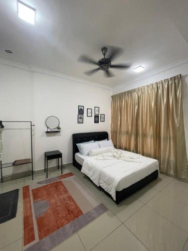 马六甲Homestay Shah Rizki@Bali Resident Melaka-muslim friedly的一间卧室配有一张床和吊扇