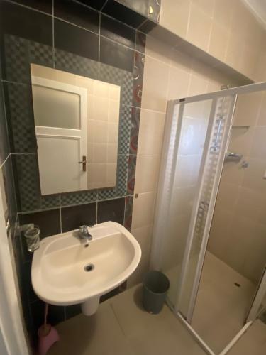 阿莱曼Chalet Marina Alamein first row sea view 3 bedroom-North Coast的一间带水槽、淋浴和镜子的浴室