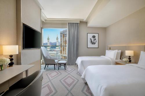 麦加Jumeirah Jabal Omar Makkah的酒店客房设有两张床和电视。