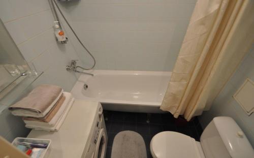 纳尔瓦Bastrakovi Apartment的带浴缸、卫生间和盥洗盆的浴室