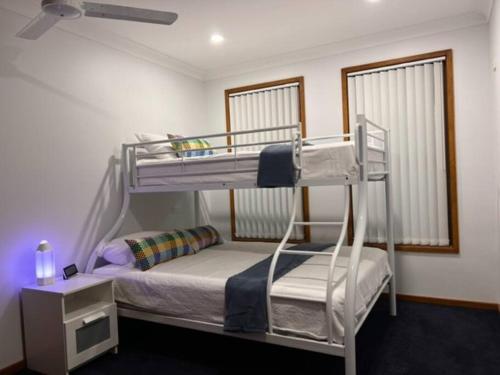 麦夸里港Waterfront Bliss的带双层床的客房中的一张双层床