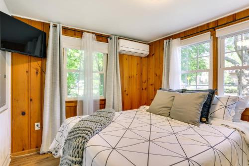 Vernon TownshipAll-Season Vernon Township Lake House Retreat!的一间卧室设有一张床和两个窗户。
