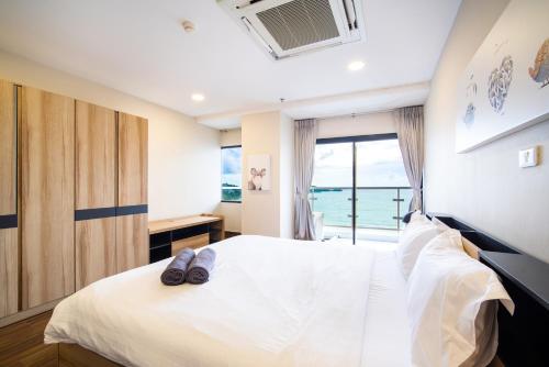 芭东海滩Patong tower superior seaview 4BR210(2102)的一间卧室设有一张床,享有海景