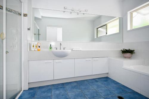 穆卢拉巴Stunning Mooloolaba Waterfront Home -10 guests ZB1的白色的浴室设有水槽和镜子