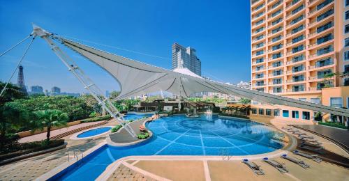 深圳深圳威尼斯英迪格酒店的享有大楼内游泳池的景致