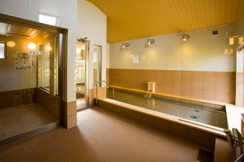 福知山福知山太阳酒店的浴室设有水池