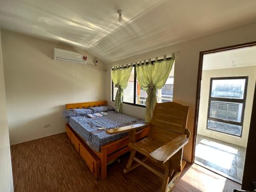 MarilaoBUDER TownHouse Abangan Marilao Bulacan Philippines的一间卧室配有一张床、一张书桌和一个窗户。
