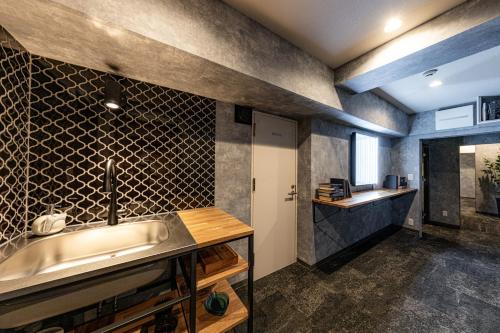 东京Inn The Omotesando的厨房配有水槽和台面