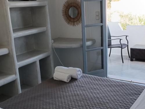 纳克索斯岛卡斯特拉基Naxos Summerland resort的坐在房间地板上的毛巾