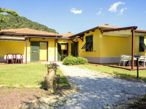 Bolanocharming residence in the hills surrounding La Spezia的院子里有消防栓的黄色房子