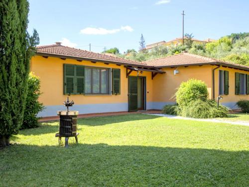 Bolanocharming residence in the hills surrounding La Spezia的前面有草坪的房子