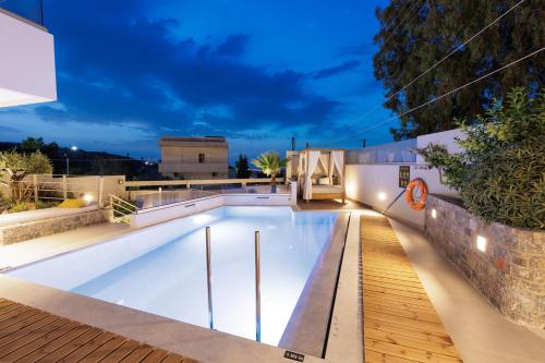 PrasásArte Casa Luxury Resort的屋顶上的游泳池
