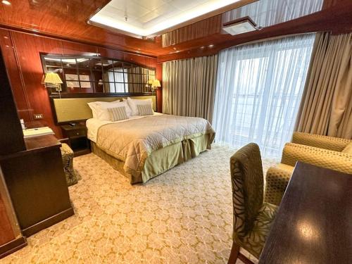 丹娜努Captain Cook Cruises Fiji的船上的卧室,带床