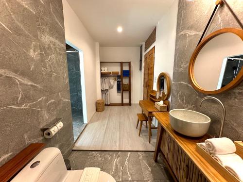 奥南海滩Villa Vara - Tropical Pool Villa的一间带水槽和镜子的浴室