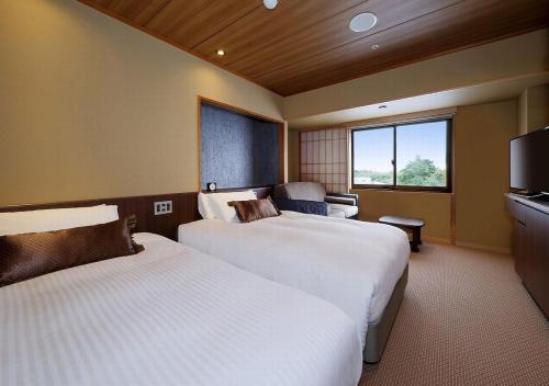 函馆其版函馆酒店 的酒店客房设有两张床和一台平面电视。