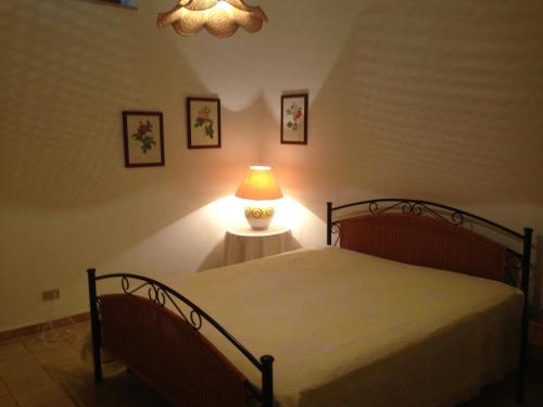 贝瓦尼亚圣彼得Villa San Michele的一间卧室配有一张带台灯的床铺,