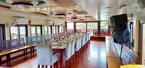 阿勒皮Meghavarsham Luxury cruise的一间带长桌和椅子的用餐室