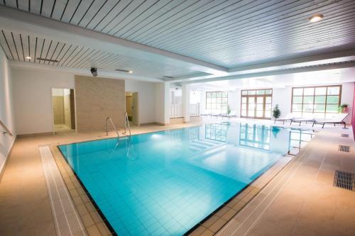 因泽尔Das Bergmayr - Chiemgauer Alpenhotel的大型建筑中的大型游泳池