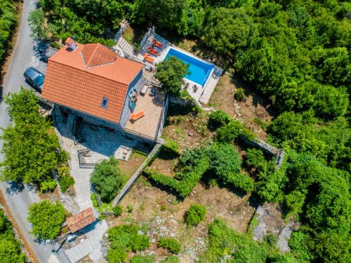 蒂瓦特Villa Toscana的享有带游泳池的别墅的顶部景致