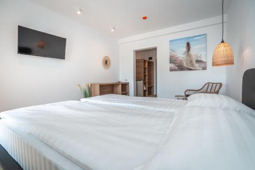 旧瓦马SPOT Vama Veche的白色卧室设有一张白色大床