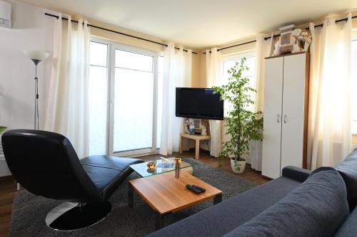 马尔肖Hafenresidenz的客厅配有沙发和桌子