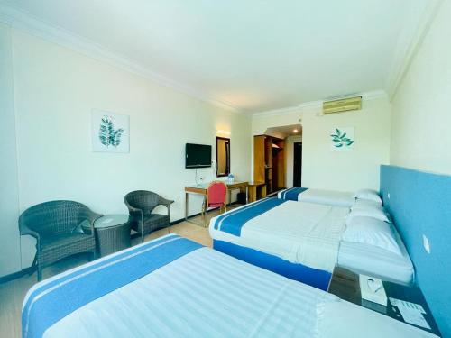 山打根婷花园酒店的酒店客房设有两张床和电视。
