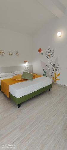 穆拉沃拉Sienda Cesira的一间白色客房内的床铺卧室