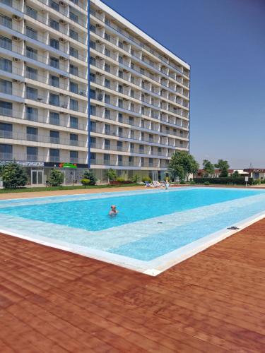 道泽兹西特里奥格Blaxy Resort STEFI的大型建筑前的大型游泳池