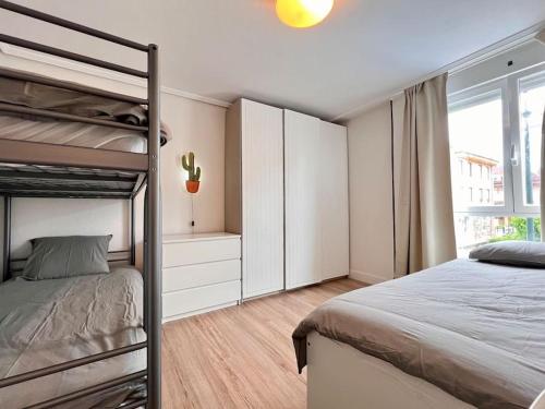 擞莫Acogedor apartamento en Somo的一间卧室设有两张双层床和一扇窗户。