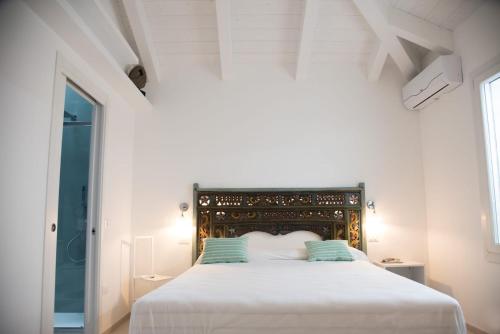 法诺Bed & Breakfast A Mare的白色卧室配有白色床和蓝色枕头