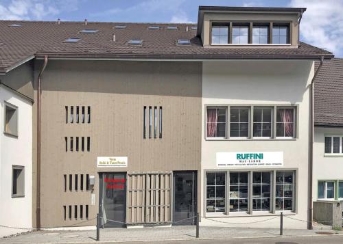 FällandenGemuetliche 2 Zimmer Wohnung mit Gartensitzplatz的建筑前的商店,门打开