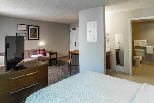 安克雷奇Residence Inn by Marriott Anchorage Midtown的酒店客房设有床和客厅。