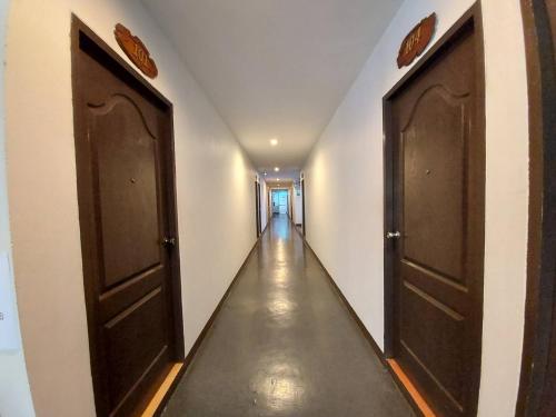 罗勇ไอยราอพาร์ทเม้นท์ ระยอง的走廊上设有两扇棕色门
