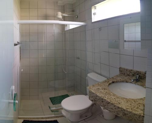 沃尔塔雷东达Pousada Casagrande - Roma的一间带卫生间和水槽的浴室