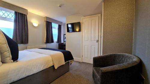 大雅茅斯Hotel Ocean的配有一张床和一把椅子的酒店客房
