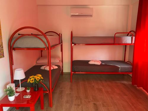 蒙德罗Casa Narciso - Mondello的客房设有两张双层床和一张桌子。