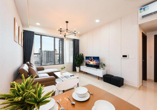 胡志明市April Apartment的客厅配有沙发和桌子