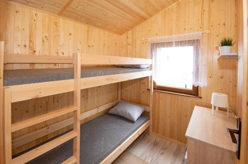 KopańDomki pod wzgórzem的小木屋配有两张双层床。