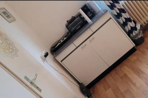达姆施塔特Wohnung im Zentrum von Darmstadt的厨房配有白色台面和冰箱