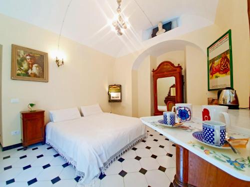 萨尔扎纳Villa De Benedetti的卧室配有白色的床和桌子