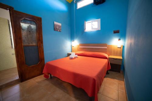 维耶斯泰Coppola Rossa Relax的蓝色客房,配有一张带红色毯子的床