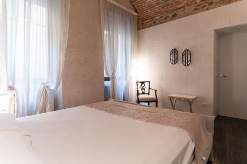 维罗纳Rosa Luxury Apartment的卧室设有一张白色大床和一扇窗户。