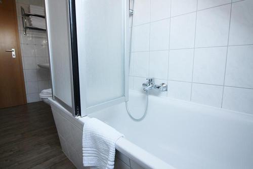 布利斯多夫Gänseblümchen的带淋浴和盥洗盆的白色浴室